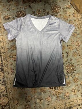 Ladies Ombre V-Neck Short Sleeve Top - Gray Gradient